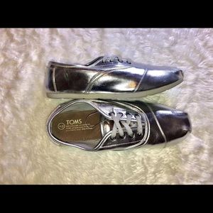 Toms women silver metallic wingtip lace size 11